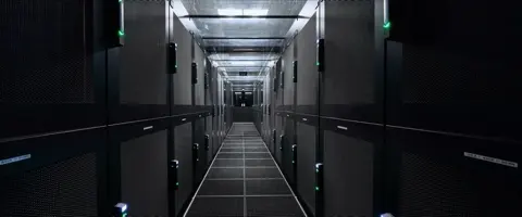 Corridoio di un datacenter Host.it in Italia con rack server illuminati